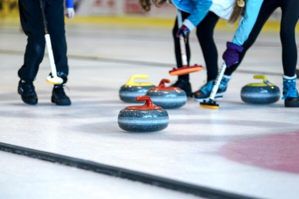 Curling: o desporto de gelo que exige estratégia, força e precisão em Ginásios em Sintra Curling: o desporto de gelo que exige estratégia, força e precisão